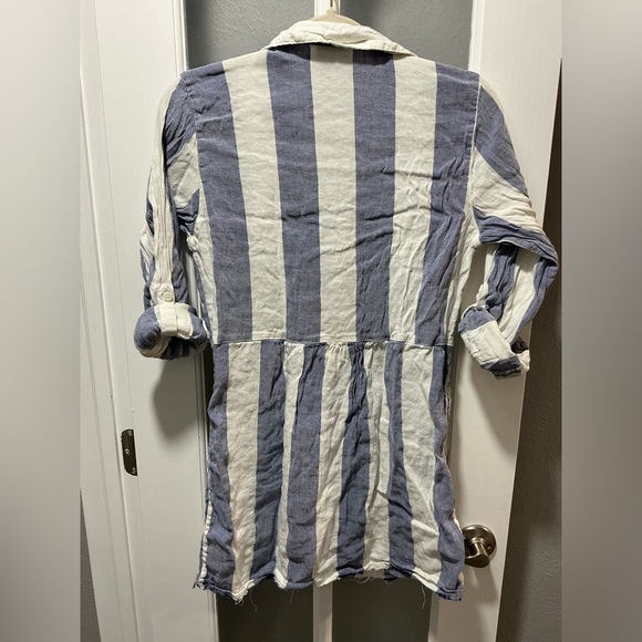 Tommy Bahama Blue and White Button Down Top - Picture 4 of 10